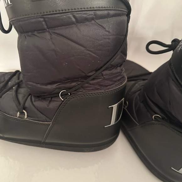 Dior snow boots has a little paint on one side size 8 - Picture 9 of 10